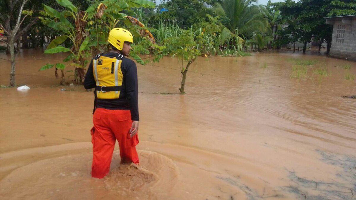Reportan inundaciones y 28 residencias afectadas por las intensas lluvias