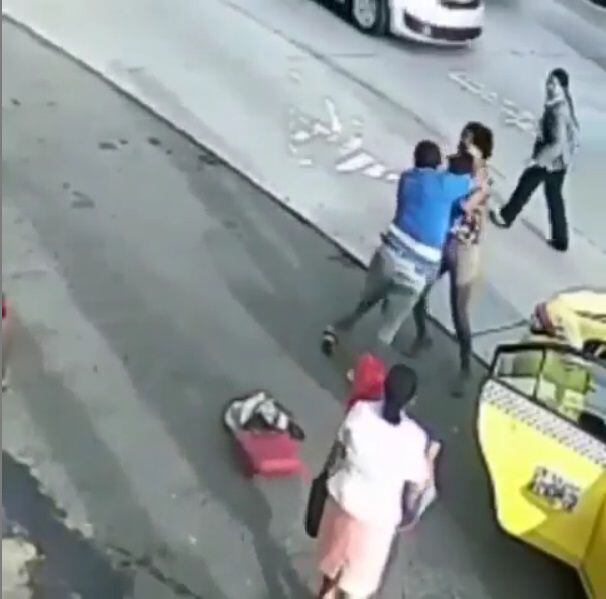 Surge otro video. Ahora sí se ve cómo inició la pelea a puños y patadas entre un taxista y una mujer