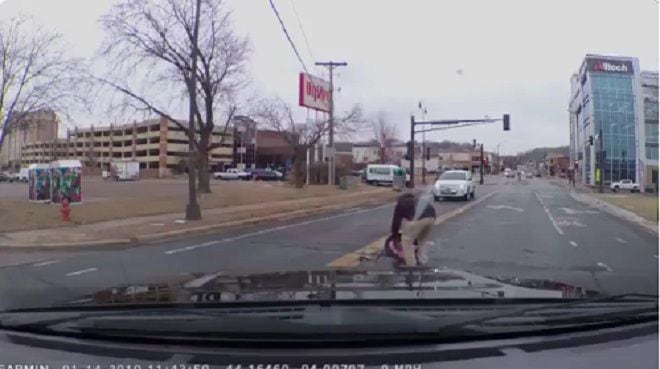 Captan el momento en el que bebé sale disparada de un automóvil 