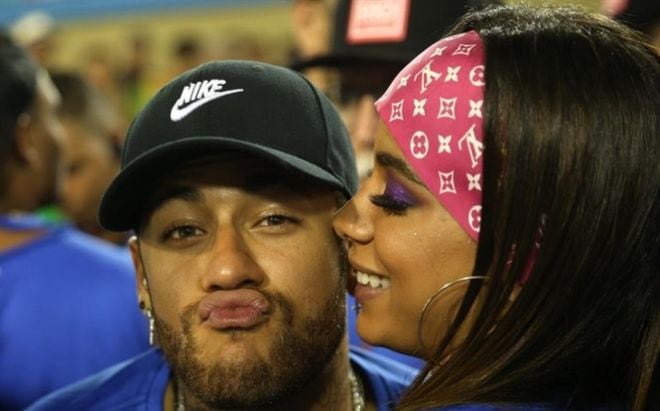 Neymar prosigue por el sambódromo de Río su proceso de recuperación en Brasil
