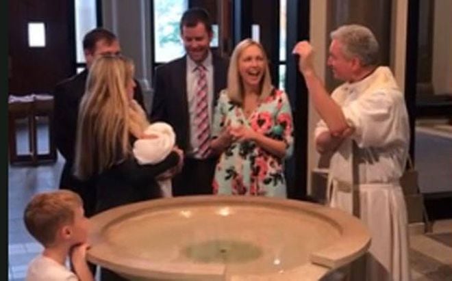 Cura quedó pálido cuando bebé que sostenía se le resbaló de las manos en bautizo