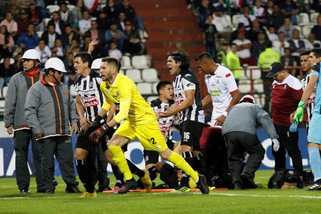 Momentos de angustia se vivió en la Copa Libertadores ante convulsión de jugador