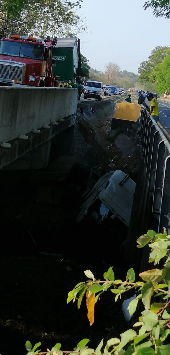 Camión cae puente abajo en Chame. Conductor aparentemente se durmió en el volante