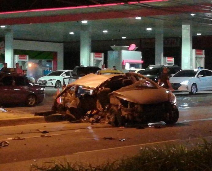 El carro quedó partido en dos. Un muerto y varios heridos en aparatoso accidente en San Antonio