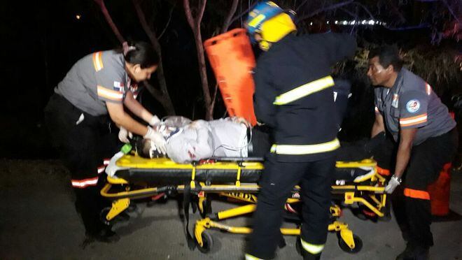 IMPACTANTE| Choca contra árbol y queda atrapado, hay dos heridos en Corredor Sur