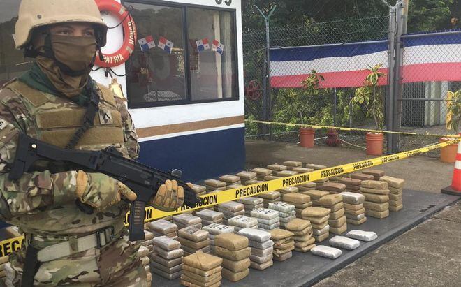 Autoridades hallan 352 paquetes de droga en una lancha en la Bahía de Panamá 