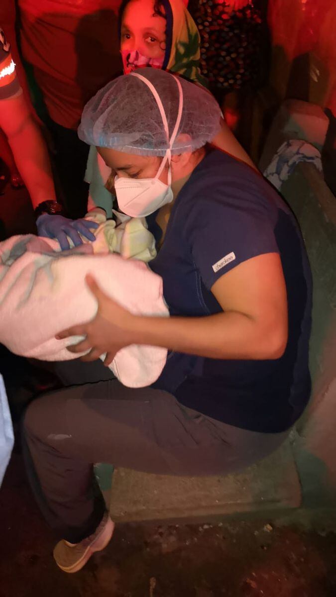 Impresionante. Mujer da a luz en plena calle, en Santa Ana. Encontró una enfermera en su camino. Video