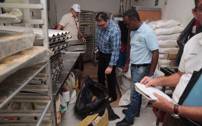 PURA COCHINADA. Autoridades cierran por insalubre panadería en San Miguelito