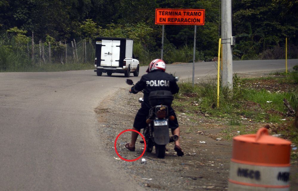 En cutarras y de civil ven a motorizado con chaleco de la policía