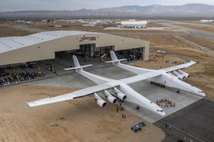 Avión más grande del mundo realiza primer vuelo