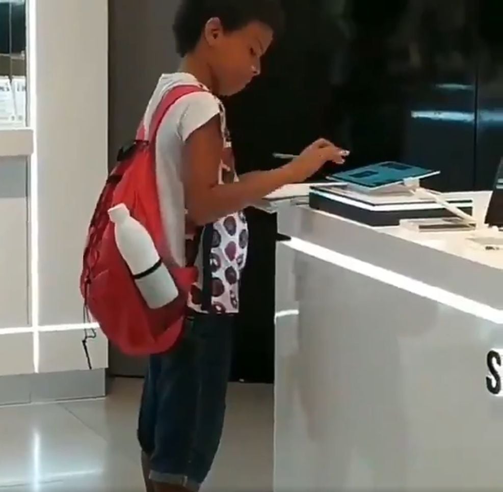 Video | Captan a un niño utilizando la tablet de un mall para hacer la tarea