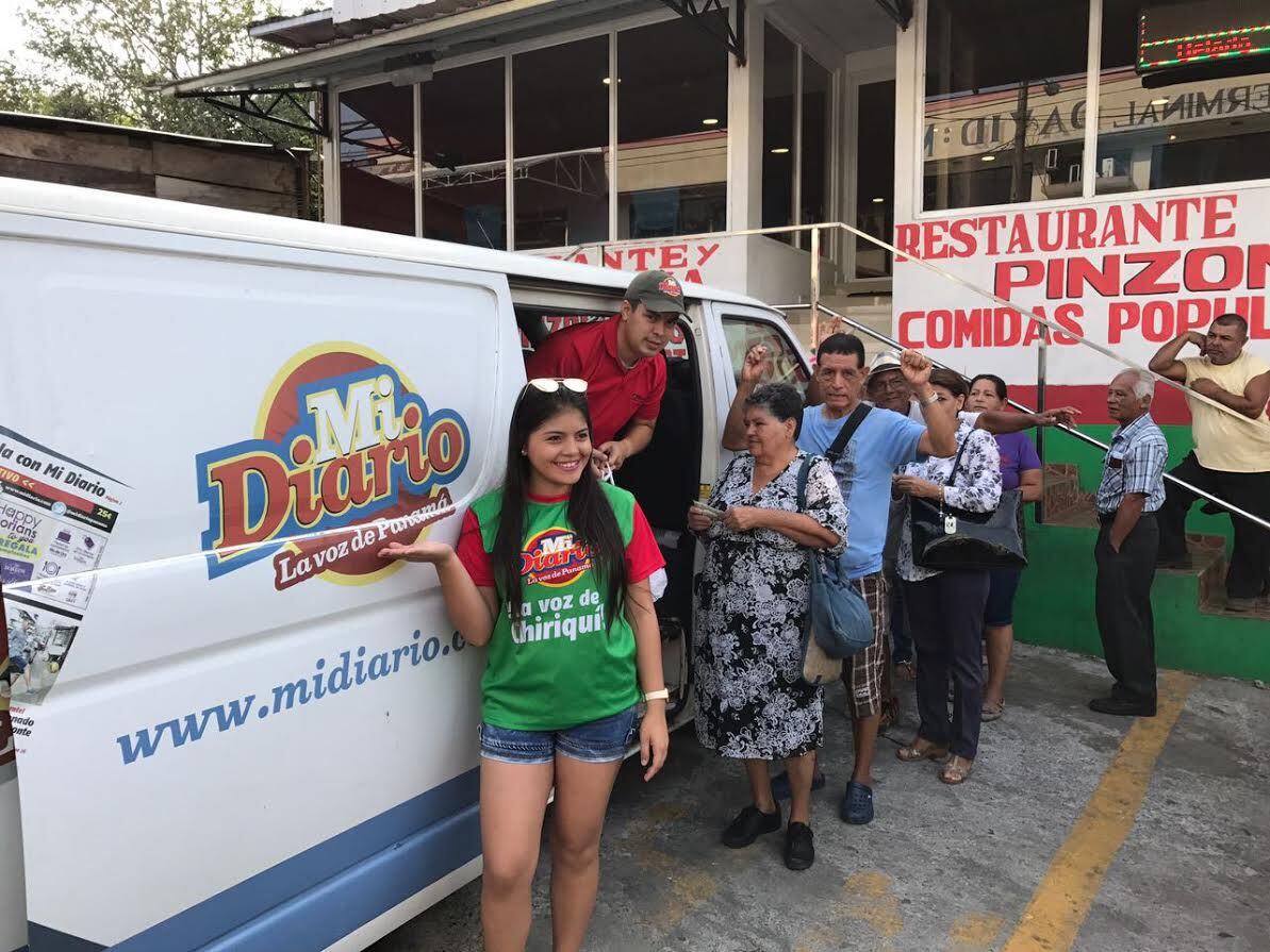 Panameños contentos con la Bolsa Carnavalera de Mi Diario 