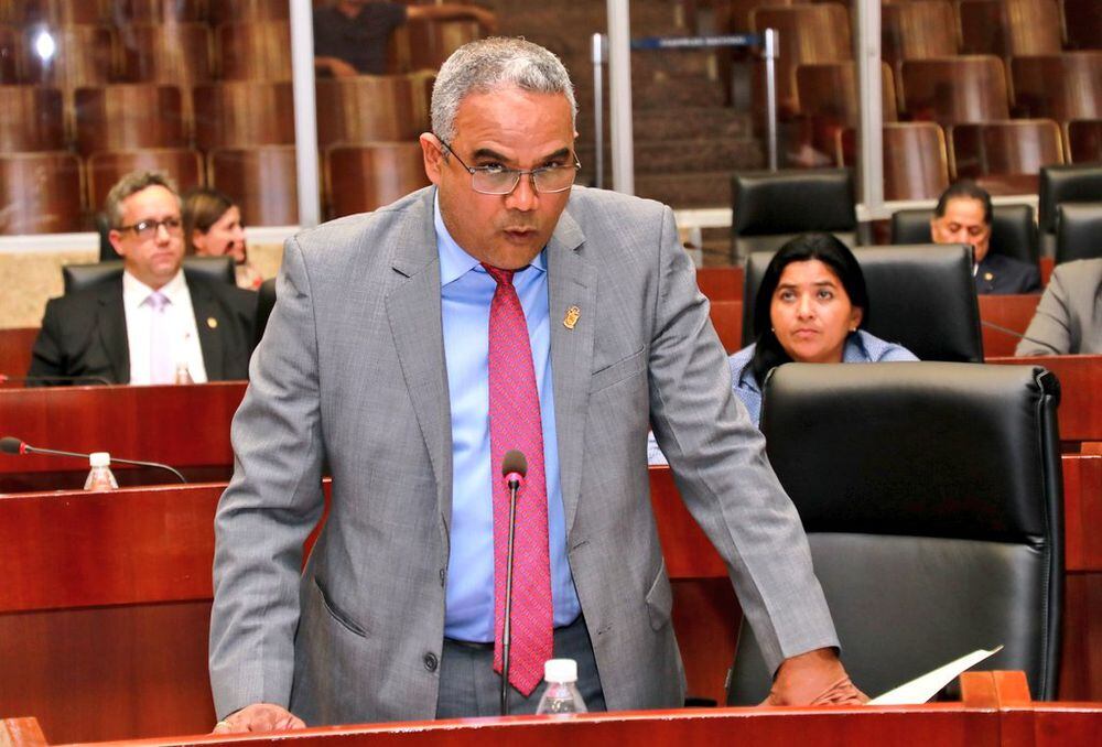 Bochorno. Jairo ‘Bolota’ Salazar le tira la mano a Kayra Harding y Mariano López. Audio