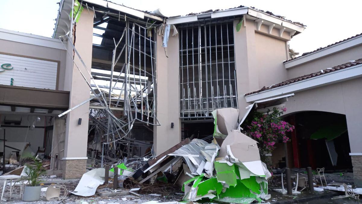 Explosión en centro comercial de Coronado destruye varios locales. Video