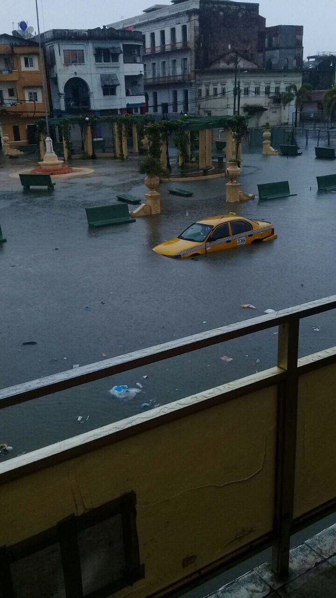 ¡WAO! Las calles en Colón amanecen tan inundadas que los autos flotan