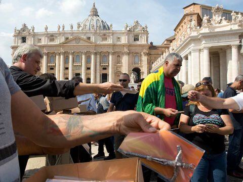 El Papa regala miles de crucifijos en la plaza San Pedro