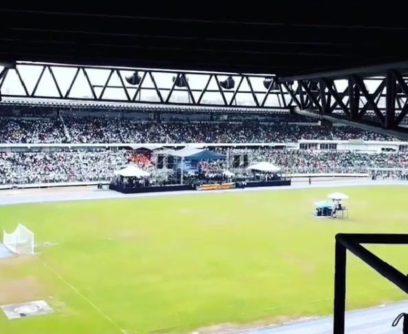 Lo que hace la política.Candidatos en Culto de Unción con pastor Álvarez
