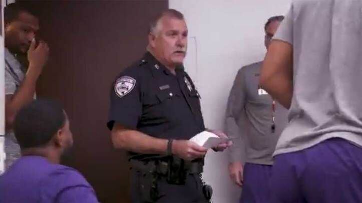 La  búsqueda de un Policía en los vestidores de un basquetbolista se hace viral