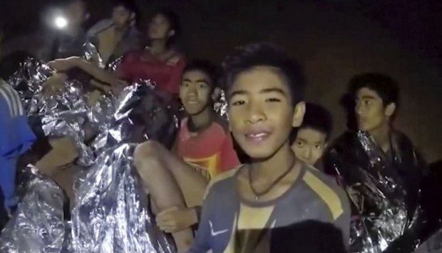 Niños rescatados de cueva se harán monjes budistas en honor al socorrista muerto