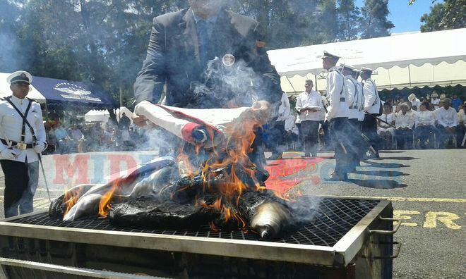 Gobernación de Panamá realiza cremación de banderas 