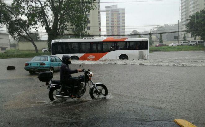 CAOS EN PANAMÁ.Tranques, inundaciones y accidentes en el último viernes del 2017