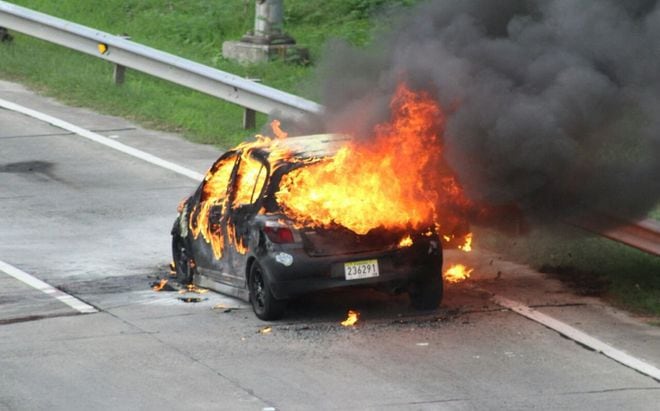 ¡OH MY GOD! Un auto explotó en la Vía Cincuentenario | VIDEO