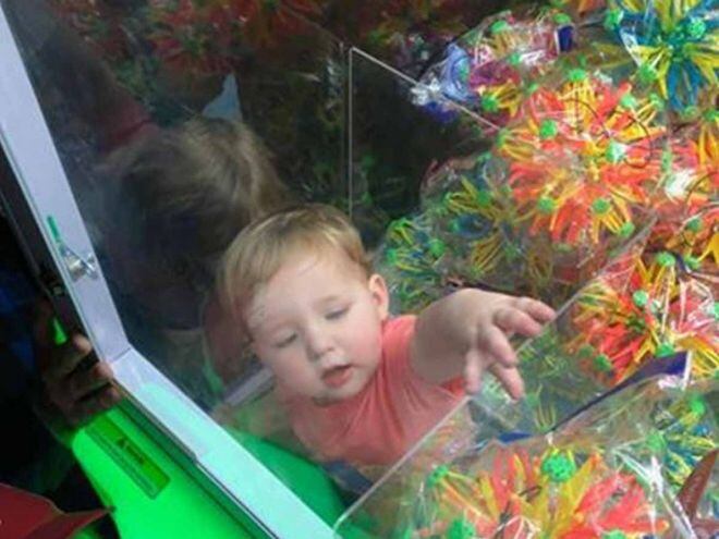  Bebé queda atrapado dentro de máquina de juguetes