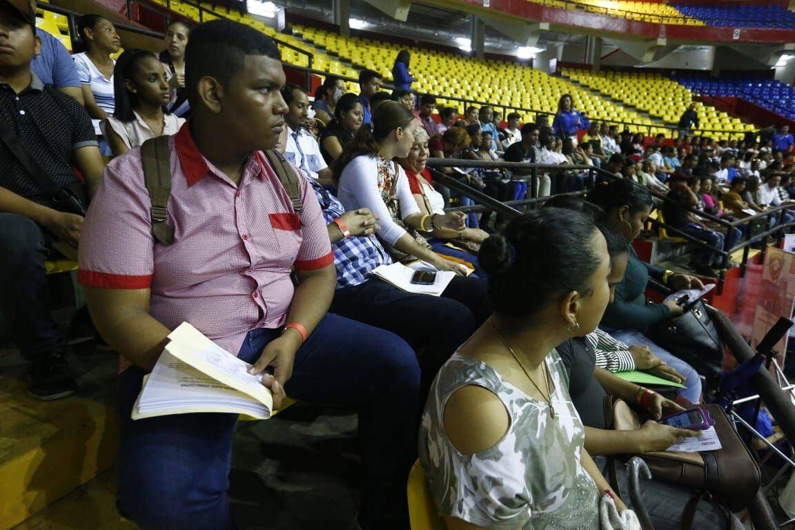 ¡Madrugaron! Miles de panameños se dieron cita a la Feria de Oportunidades en la Arena Roberto Durán