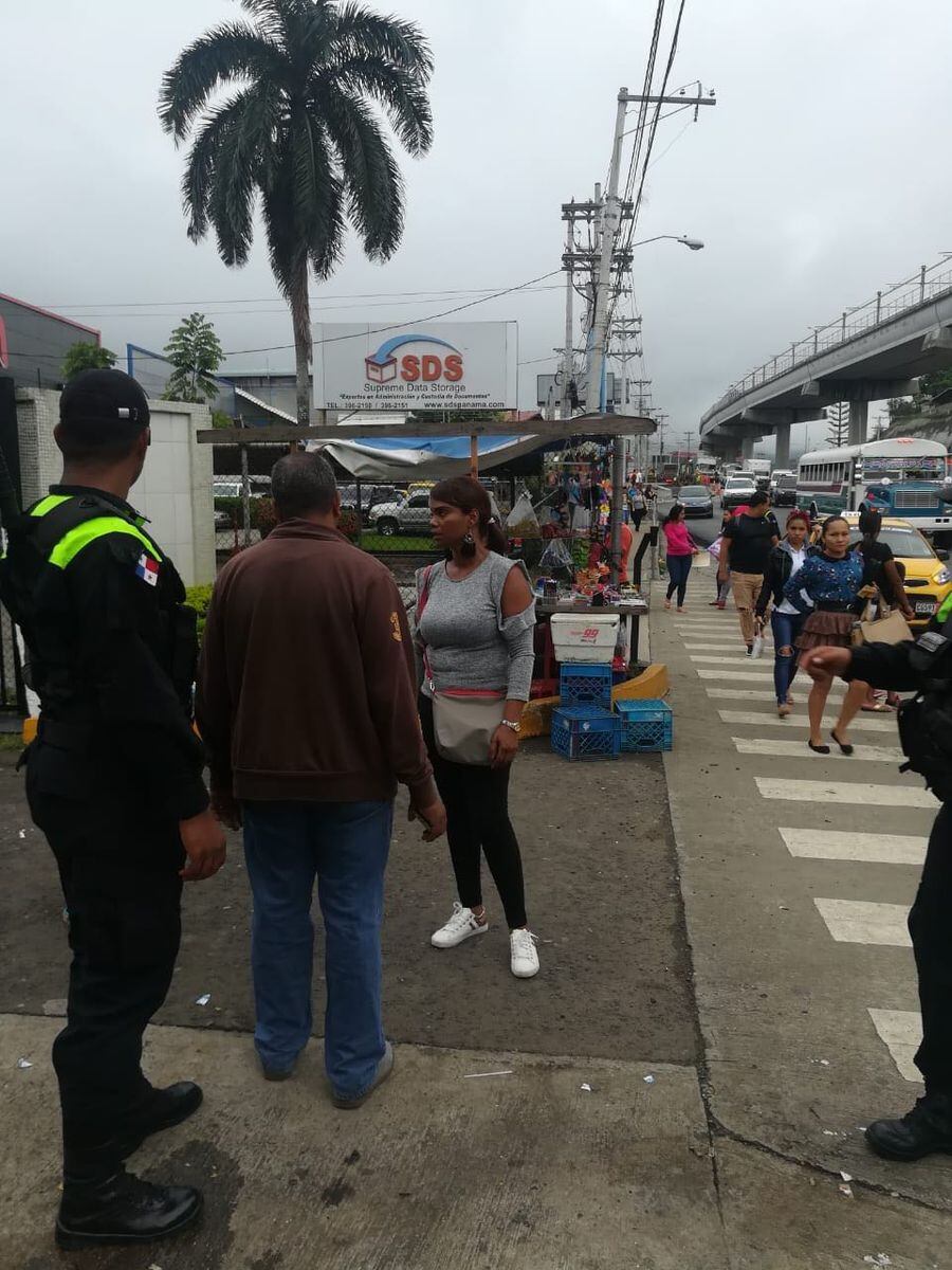 Autoridades sorprenden a venezolanos vendiendo buhonería en San Isidro