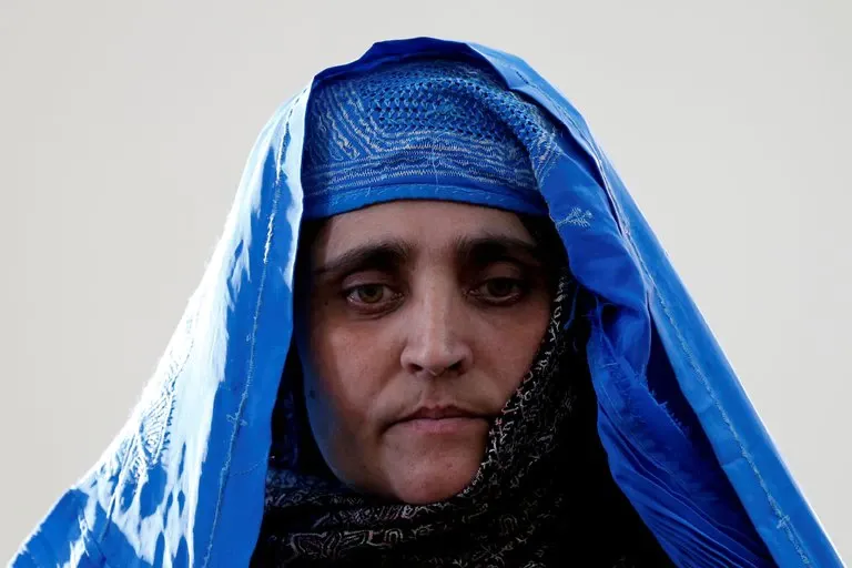 La ‘niña afgana’ de ojos verdes del National Geographic fue evacuada a Italia