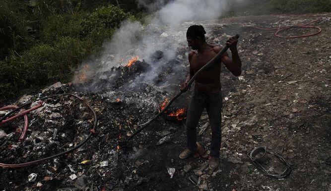 Guna Nega, el pueblo pegado a un vertedero que sobrevive del reciclaje