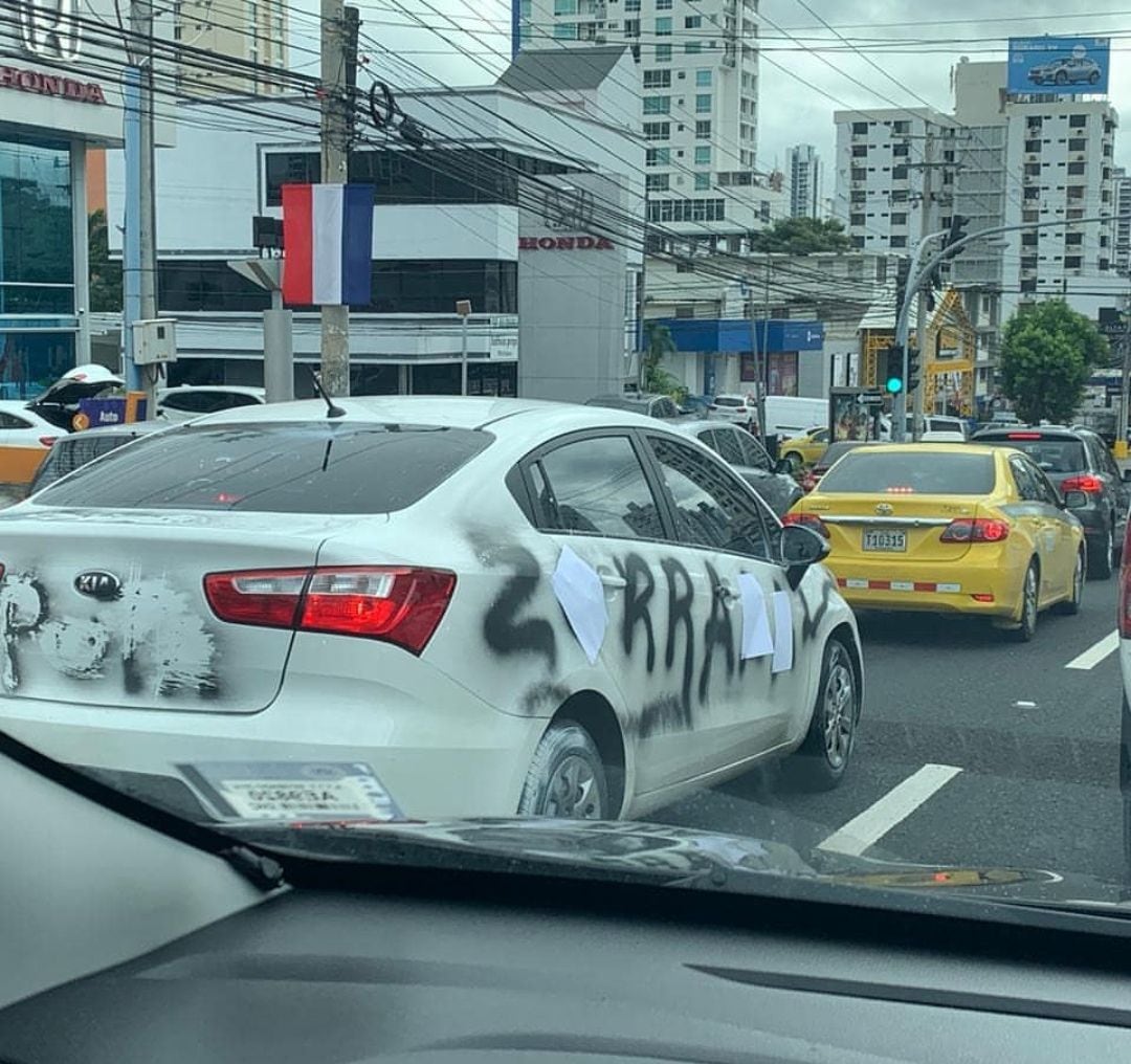 Se vuelve viral.  Vandalizan carro de una venezolana en Panamá por presunta infidelidad