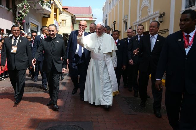 La Seguridad del Papa no le dio privilegios a políticos y el gesto es aplaudido