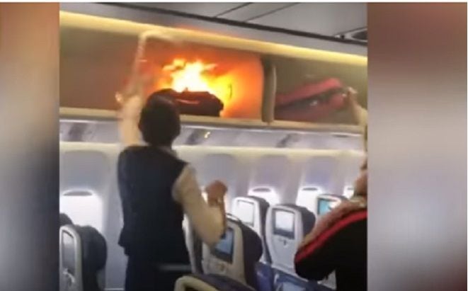 Un cargador portátil provoca incendio dentro de un avión a punto de despegar