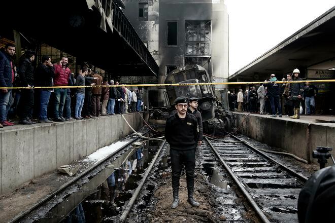 Unas 25 personas mueren tras choque de tren en  El Cairo