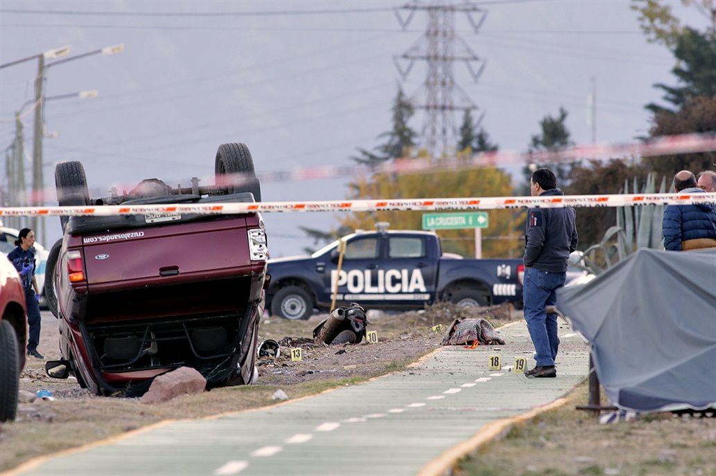 Un hombre en Argentina apuñaló a su esposa y mató a dos policías  al escapar