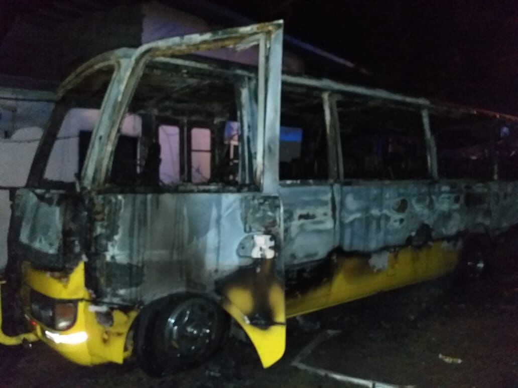 Tres buses colegiales fueron incendiados en la madrugada
