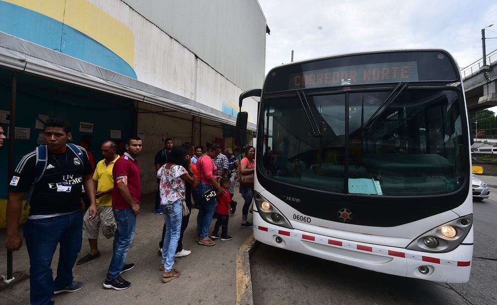 LO ÚLTIMO: Varela baja el precio de los buses corredor y aumenta multa a piratas