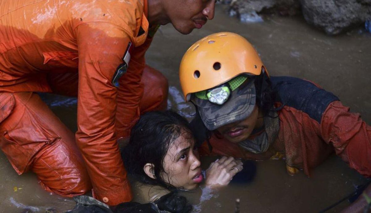La dramática lucha contra el tiempo para rescatar a una adolescente en Indonesia
