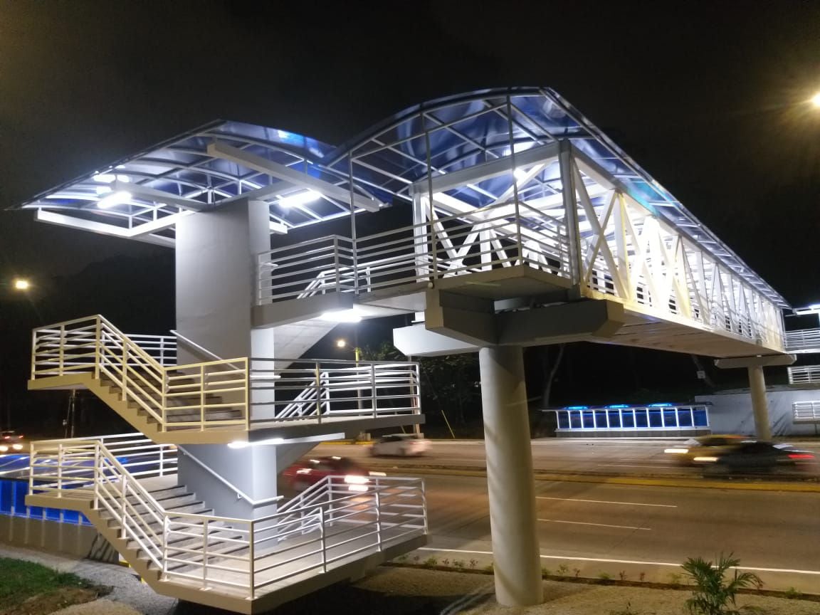 Finalizan la construcción del puente peatonal de la UTP sobre la vía Centenario