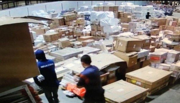 Ladrones se visten de trabajadores y sacan de aeropuerto cargamento de celulares