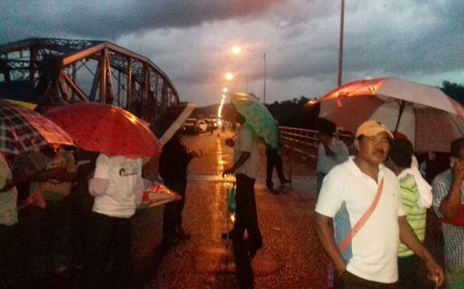 Luego de 13 horas,  jubilados abren la vía del puente sobre el  río Changuinola