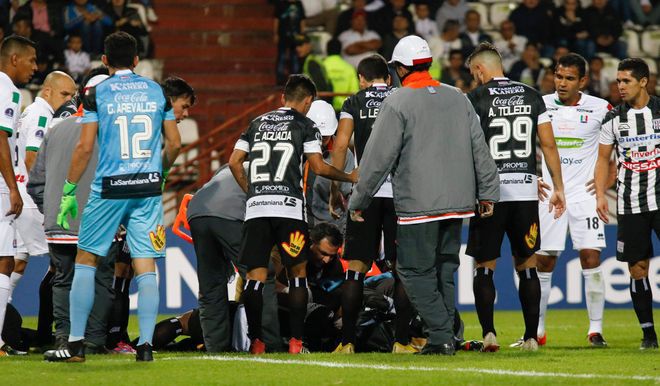 Momentos de angustia se vivió en la Copa Libertadores ante convulsión de jugador