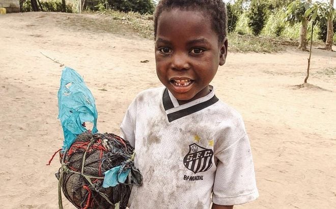 La foto viral de un niño africano que conmovió a Santos