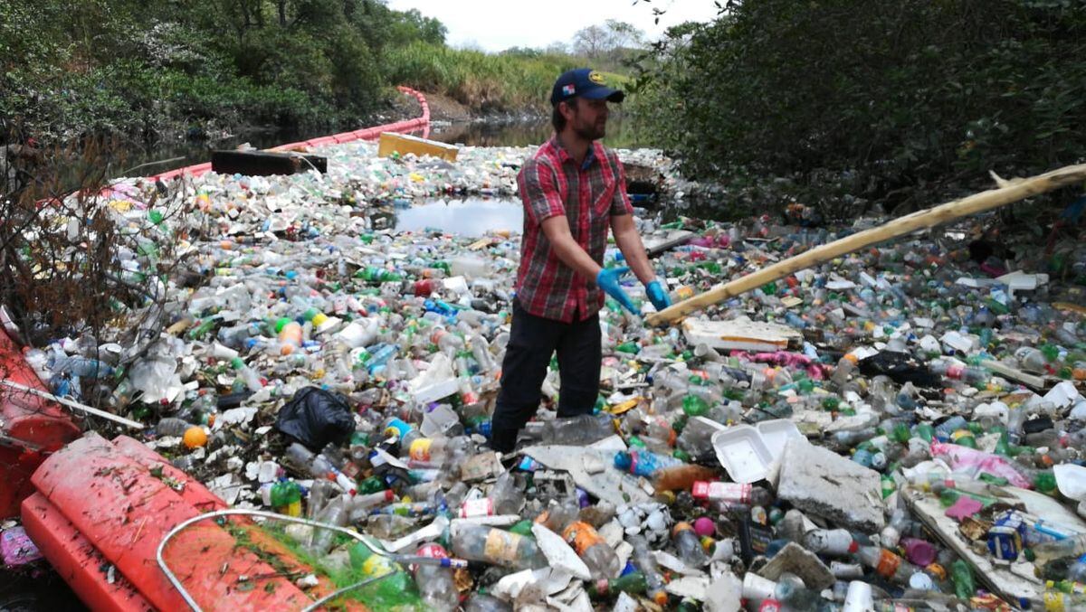 Cochinadas. Barrera flotante logra evitar paso de la basura a la Bahía de Panamá