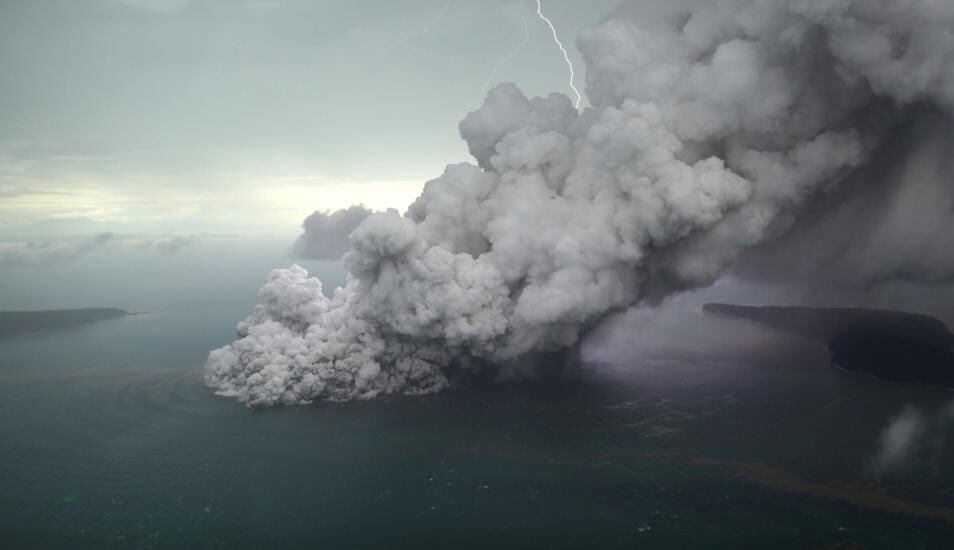 Cómo un volcán puede generar un tsunami como el de Indonesia