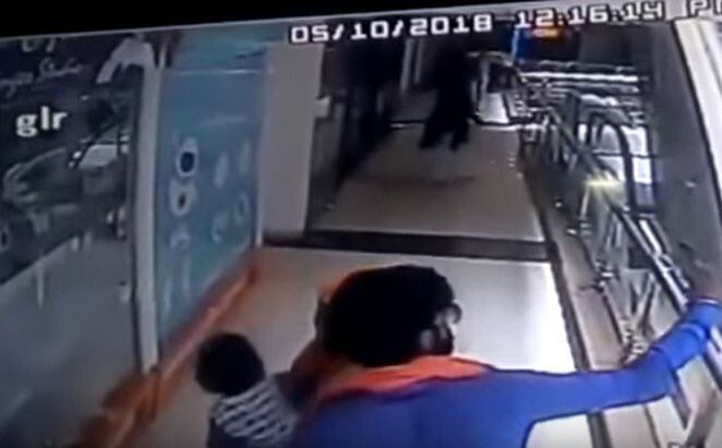Intentaban tomarse una selfie pero su bebé cayó al vacío (Video)