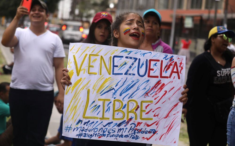 Antimotines, gases lacrimógenos y represalias en Embajada de Venezuela