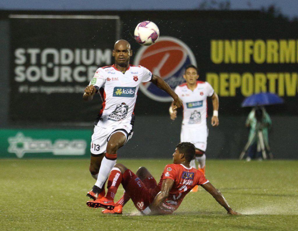 Machado y Alajuelense meten un pie en la final del fútbol de Costa Rica