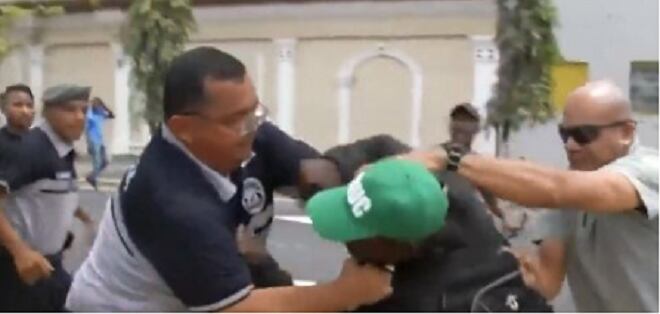 ¡IRRESPETO! Colonenses se fajan con el director de la Policía y lo agreden